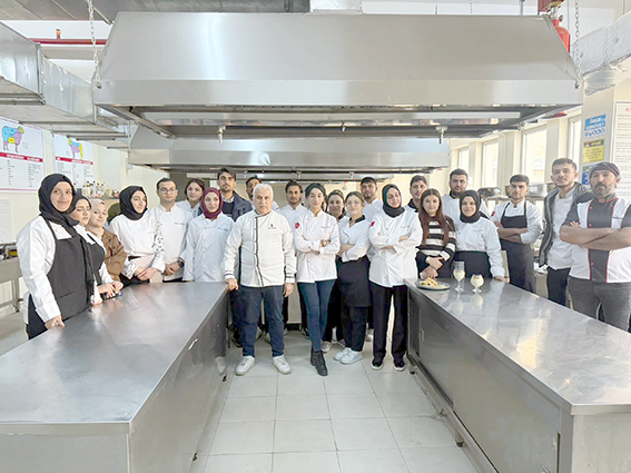 ŞEF DEMİR’DEN ÖĞRENCİLERE UYGULAMALI GASTRONOMİ EĞİTİMİ