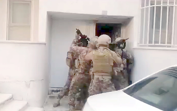 EVDEN CEPHANELİK ÇIKTI!