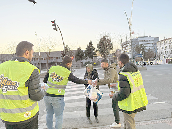AK GENÇLİK’TEN İFTARA 5 KALA PROGRAMI