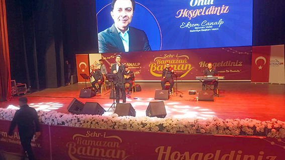 ABDURRAHMAN ÖNÜL KONSERİNE İLGİ YOĞUNDU