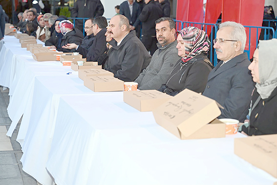 BAKAN URALOĞLU, VATANDAŞLARLA İFTAR YAPTI