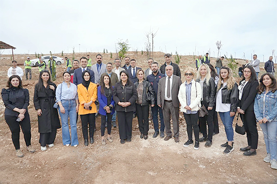 BAYAN CANALP, BELEDİYE HAYVAN BARINAĞINDA FİDAN DİKTİ