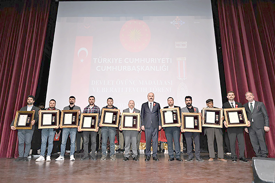 DEVLET ÖVÜNÇ MADALYASI VE BERATI TÖRENİ YAPILDI 