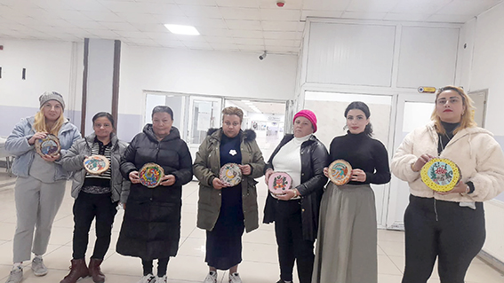 ENGELSİZ BİREYLERDEN AHŞAP BOYAMA ATÖLYE ETKİNLİĞİ