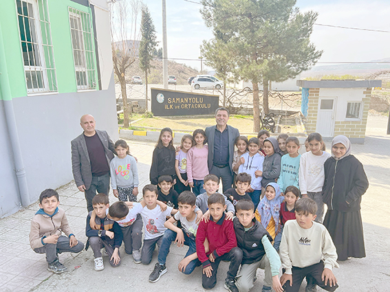 GEZİCİ KÜTÜPHANE ÖĞRENCİLERLE BULUŞTU