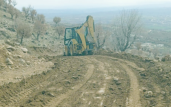 KÖY YOLLARINDA ÇALIŞMALAR DEVAM EDİYOR