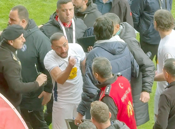 PETROLSPOR, SARIYER’İ KINADI, SARIYER TARAFTARLARI KOLTUKLARI KIRDI