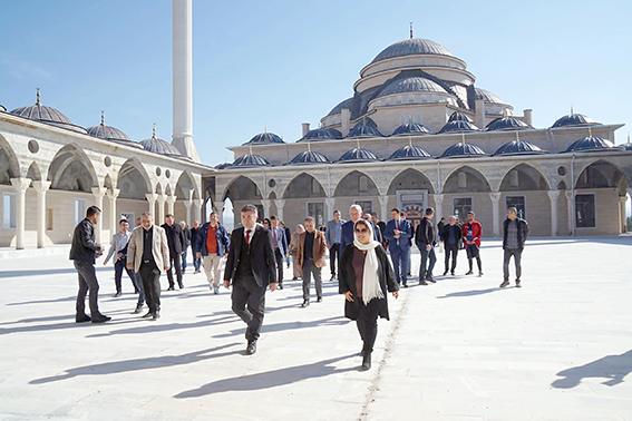 ÜNİVERSİTE CAMİSİNDE SONA DOĞRU