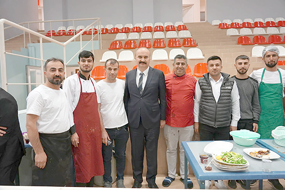 VALİ CANALP, GERCÜŞ’TE VATANDAŞLARLA BİRLİKTE İFTARINI AÇTI