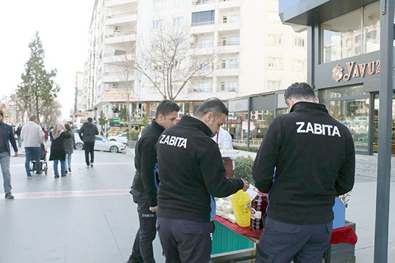 ZABITA ÇİĞKÖFTE TEZGÂHLARINI KONTROL EDİYOR