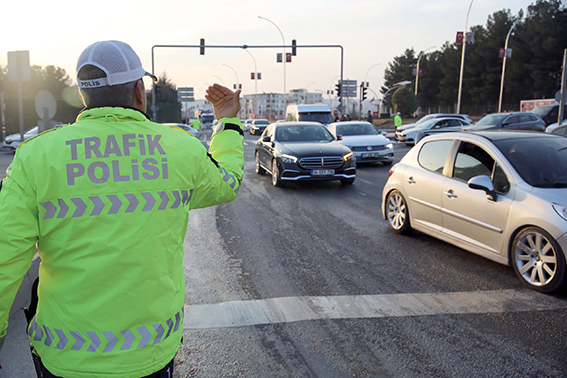 TRAFİK EKİPLERİNDEN İFTAR SAATİNDE YOĞUN MESAİ