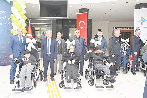44 ENGELLİYE TEKERLEKLİ SANDALYE HEDİYE EDİLDİ