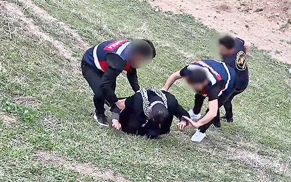 55 AYRI SUÇTAN ARANAN ŞAHIS ÇOBAN KILIĞINDA YAKALANDI