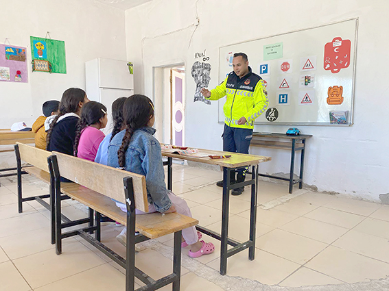 JANDARMA, UĞURCA İLKOKULU ÖĞRENCİLERİYLE BULUŞTU