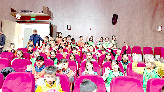 MİNİK ÖĞRENCİLER TİYATRO İLE HEM EĞLENDİ HEM ÖĞRENDİ