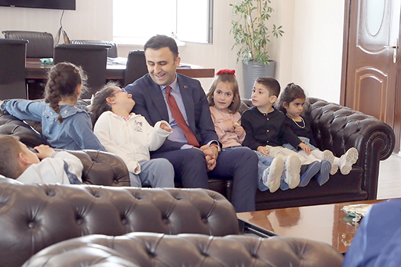 MİNİK ÖĞRENCİLERDEN KAYMAKAM İMRAK’A ZİYARET
