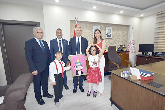 MİNİK ÖĞRENCİLERDEN MÜDÜR CİĞER’E ZİYARET