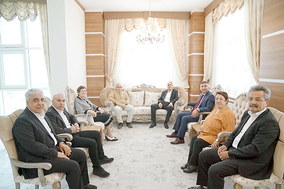 REKTÖR DEMİR’DEN EMEKLİ PERSONELLERE PLAKET