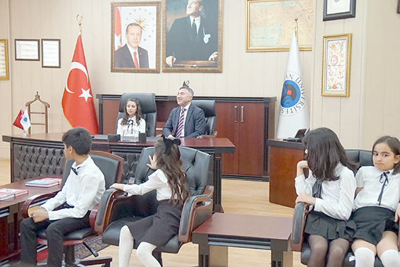 REKTÖRLÜK MAKAMINDA MİNİK BİR REKTÖR!