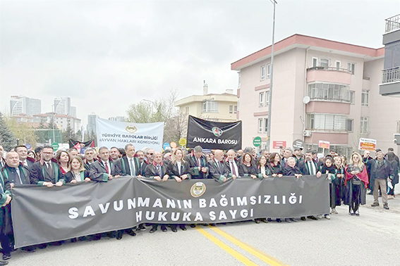SAVUNMANIN BAĞIMSIZLIĞI YÜRÜYÜŞÜ YOĞUN KATILIMLA GERÇEKLEŞTİRİLDİ