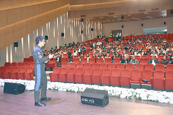 TÜRK ASTRONOT TUVA CİHANGİR ATASEVER, ÖĞRENCİLERLE BULUŞTU