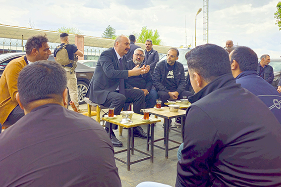 VALİ CANALP, ESNAFIN ÇAY DAVETİNİ KIRMADI