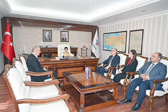 VALİ CANALP, TEMSİLİ OLARAK MAKAMINI ÖĞRENCİYE DEVRETTİ