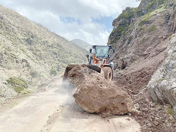 YOĞUN YAĞIŞ, YOLLARI TIKADI!