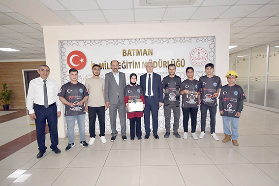 ZAMANE DELULER GRUBU ÖĞRENCİLERİNDEN MÜDÜR CİĞER’E ZİYARET