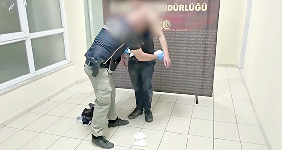 UYUŞTURUCU OPERASYONU: KOKAİN VE METAMFETAMİN ELE GEÇİRİLDİ