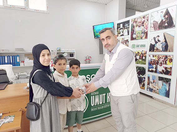 ALP KARDEŞLER HARÇLIKLARINI UMUT KERVANI’NA BAĞIŞLIYOR