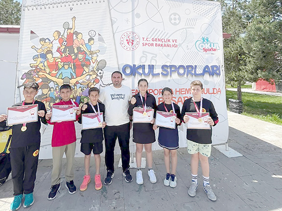 ATATÜRK ORTAOKULUNDAN TENİSTE ÇİFTE FİNAL