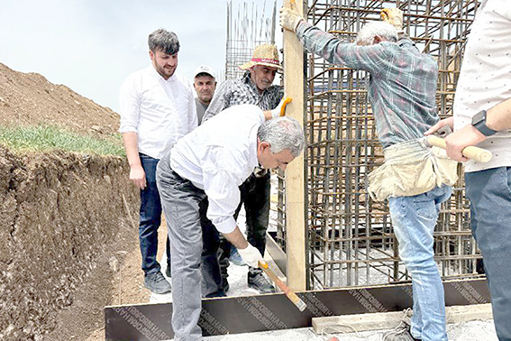 BAŞKAN ŞAHİN’DEN 1 MAYIS’TA İNŞAAT İŞÇİLERİNE ZİYARET