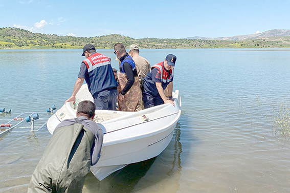 BATMAN BARAJI’NDA 2500 METRE HAYALET AĞ İMHA EDİLDİ