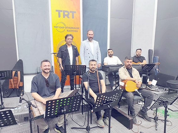 FAKÜLTE KOROSUNDAN BAŞARILI CANLI YAYIN PERFORMANSI