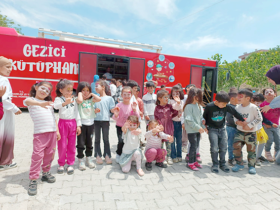 GEZİCİ KÜTÜPHANE, YENİÇAĞLAR’DA ÇOCUKLARLA BULUŞTU