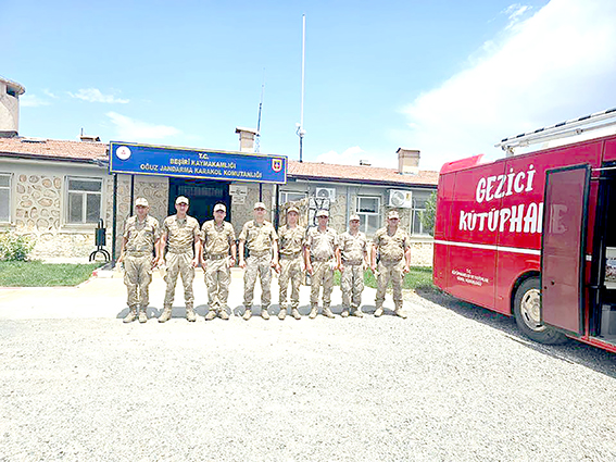 GEZİCİ KÜTÜPHANE’DEN MEHMETÇİKLERE ANLAMLI ZİYARET