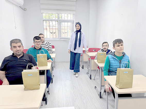 GÖRME ENGELLİ GENÇLER İÇİN SERAMİK ATÖLYESİ ETKİNLİĞİ