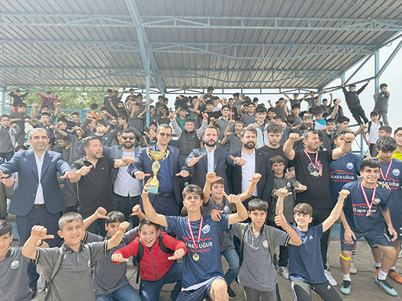 LİSELER ARASI FUTBOL TURNUVASI COŞKUYLA SONA ERDİ