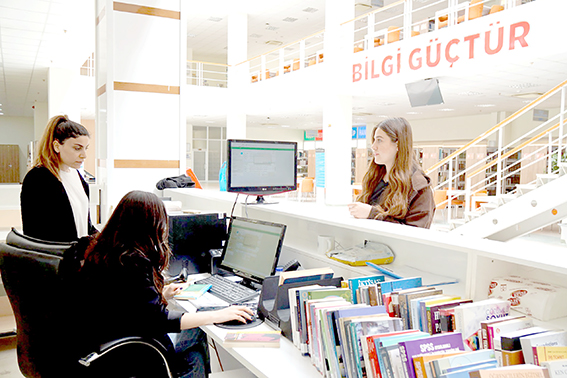 ÖĞRENCİLER HEM OKUYOR HEM ÇALIŞIYOR