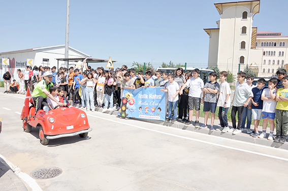 ÖĞRENCİLERE TRAFİK KURALLARININ ÖNEMİ ANLATILDI