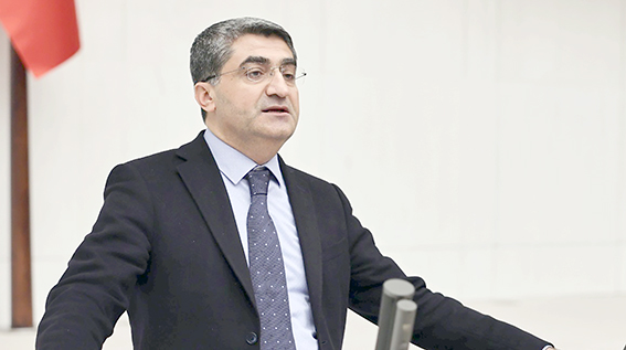 “SİYASETİN İKİ KUTBA SIKIŞTIRILMASI DEMOKRASİYE DE ÜLKEYE DE ZARAR VERİYOR”