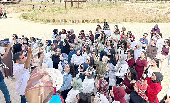 241 GENÇ KIZ HASANKEYF’İ GEZDİ