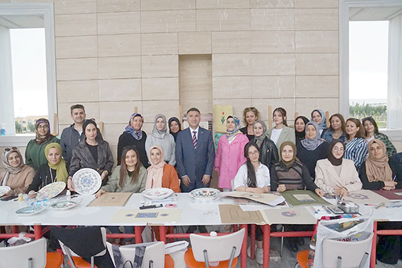 ÜNİVERSİTE CAMİİ AVLUSUNDA EBRU SANATI ETKİNLİĞİ DÜZENLENDİ