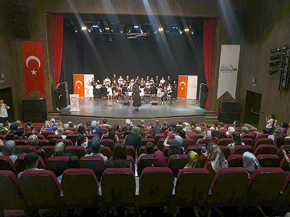 UYGULAMA OKULU KONSERİ DAVETLİLERDEN BOL BOL ALKIŞ ALDI