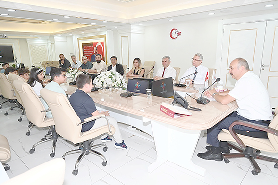 VALİ CANALP, 500 TAM PUAN ALAN ÖĞRENCİLERİ AĞIRLADI