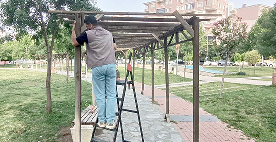BELEDİYE, ÇOCUKLAR İÇİN SAHADAYDI