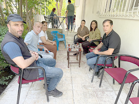 DEM PARTİLİLER KAPI KAPI DOLAŞARAK, HALKIN BAYRAMINI KUTLADI