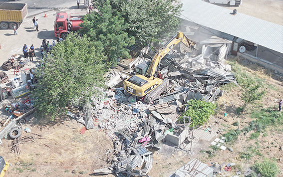 RUHSATSIZ YAPILAR TEK TEK YIKILIYOR