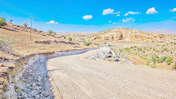 KÖY YOLLARI GÜVENLİ VE KONFORLU HALE GETİRİLİYOR